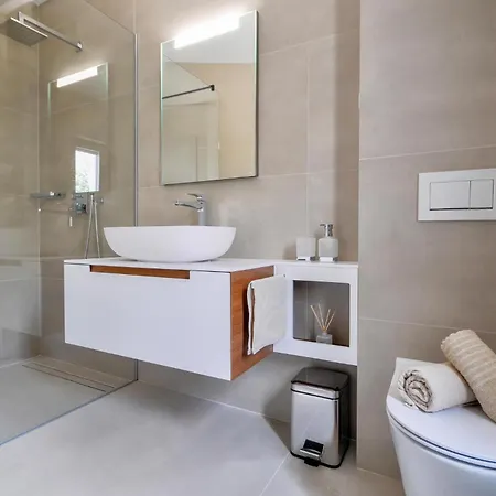 Holiday home Amazing In With Heated Swimming Pool Gajana