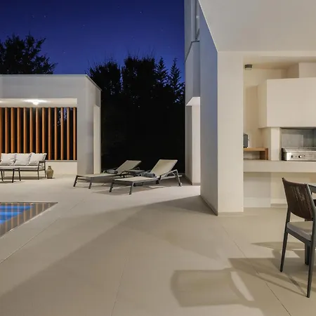 Holiday home Amazing In With Heated Swimming Pool Gajana