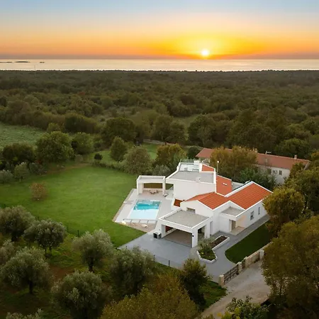 Amazing In With Heated Swimming Pool Holiday home Gajana
