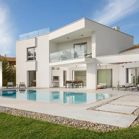 Amazing In With Heated Swimming Pool Gajana