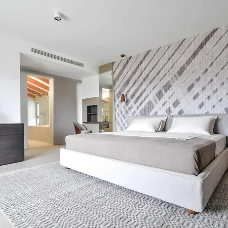 Amazing In With Heated Swimming Pool Holiday home *