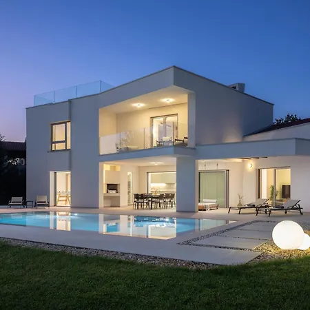 Amazing In With Heated Swimming Pool * Gajana